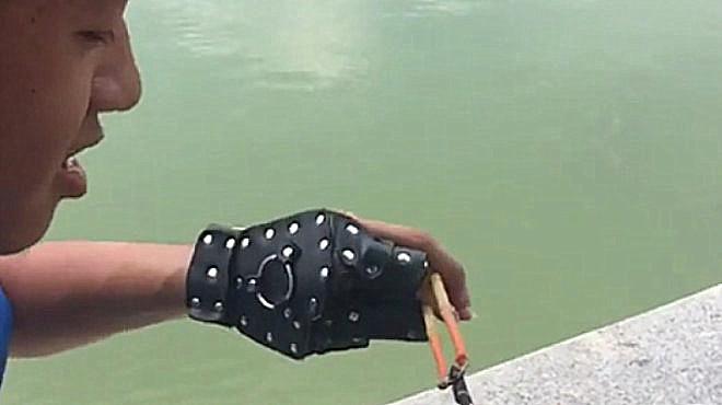 弹弓射鱼镖:打两条鱼玩玩,说的轻松,打的更轻松……