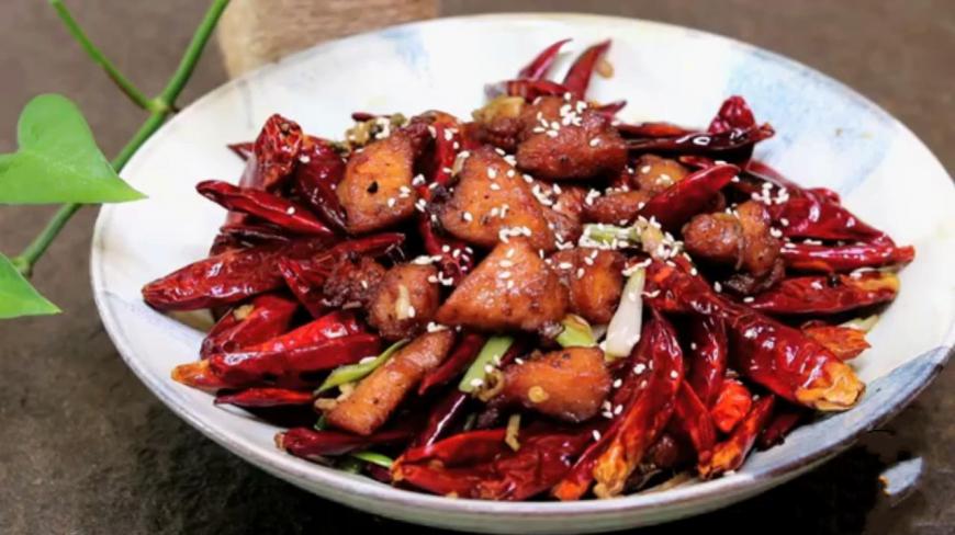 辣子鸡的家常做法,掌握了这个技巧,做出来的辣子鸡香味诱人!