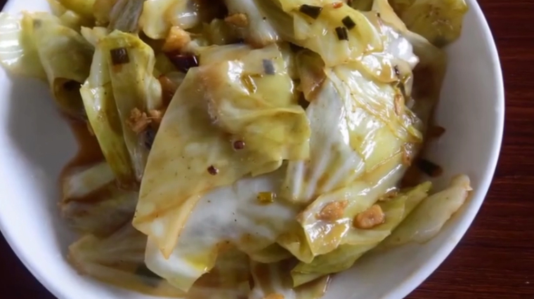 糖醋手撕包菜的简单做法,吃起来酸甜可口,几分钟教你轻松搞定!