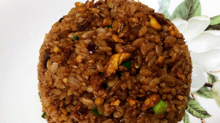 剩米饭不要倒了,和酱油一炒太美味了,全家人都爱吃