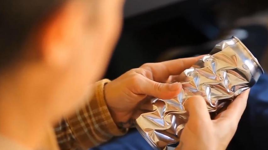 小伙把易拉罐捏一捏,做成艺术品就能卖到上万元