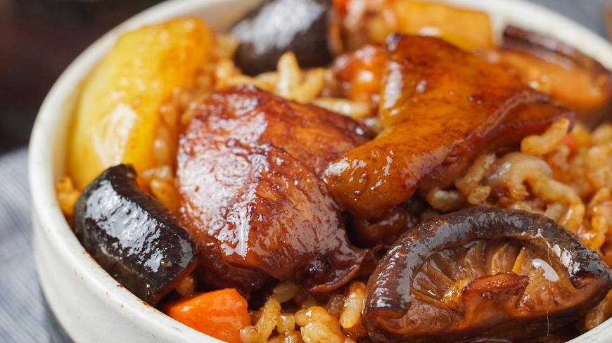 只需要一只电饭锅,就能焖出这锅「香菇鸡肉焖饭」