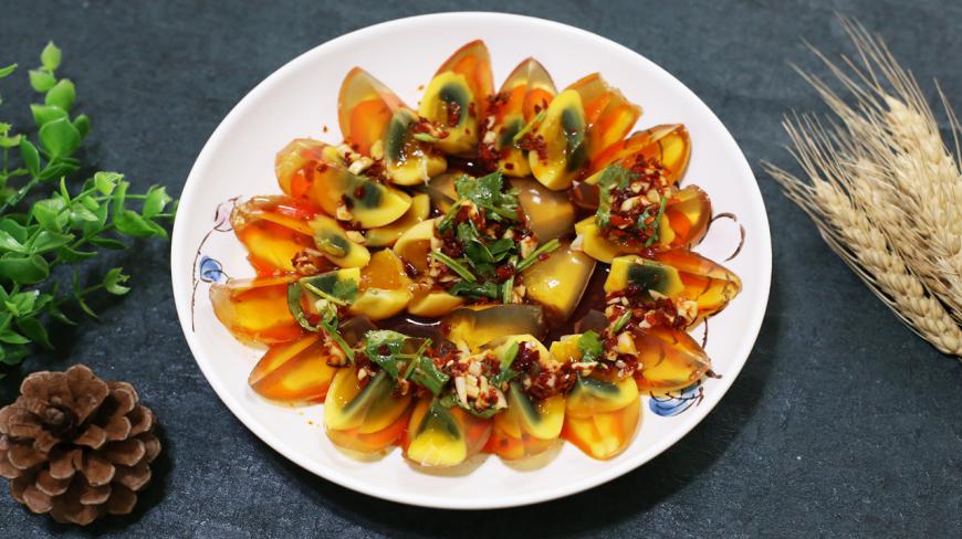 变蛋怎么做才好吃?大厨教你做一道凉拌菜,色泽金黄透亮,看饿了