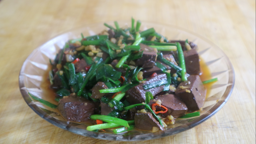 “韭菜烧鸭血”的家常做法,大厨手把手教你,鸭血好吃必须这样炒