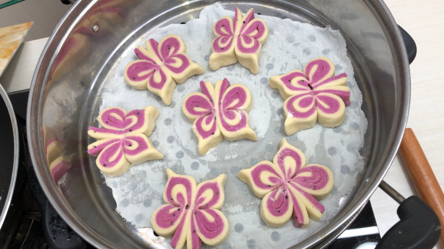 用火龙果和面粉,做蝴蝶小馒头,做出来柔软香甜,大人宝宝都爱吃