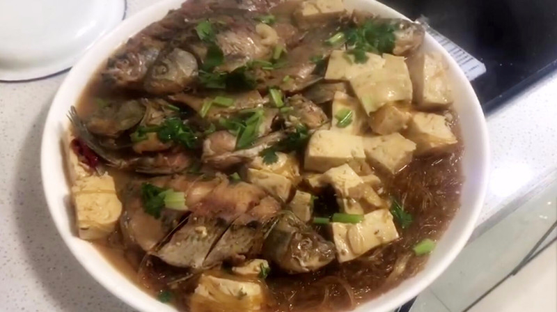 农村大妈教你红烧鲫鱼家常做法,有鱼有肉有豆腐,好吃的汤都不剩