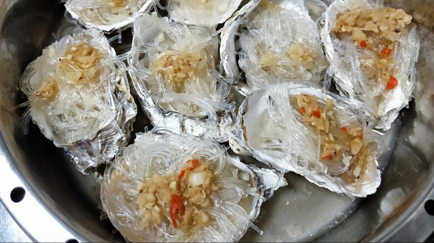 蒜蓉粉丝蒸生蚝,只要跟着步骤一步一步做,蒸出来比饭店的还香!