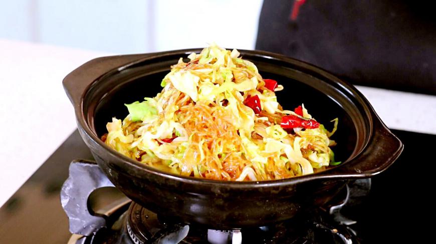 一道美味的下饭菜:包菜粉丝煲、吃起来特别香!