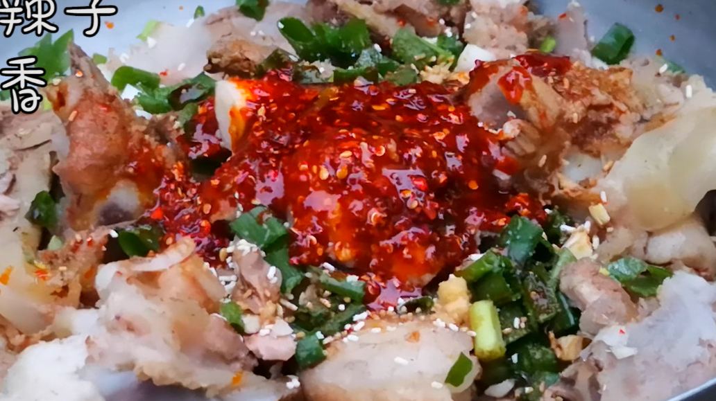 农村小伙铁锅焖炖带骨肉,配上红油辣子,那味道太爽啦