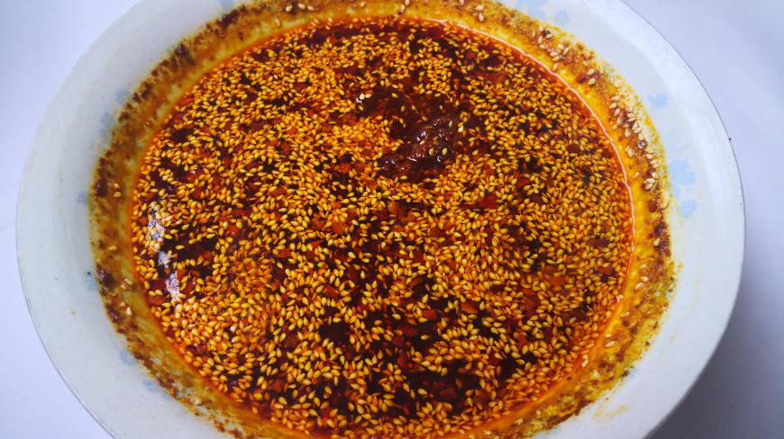 陕西人吃面离不开的油泼辣子,夏天调凉菜必备,泼油技巧就在这里