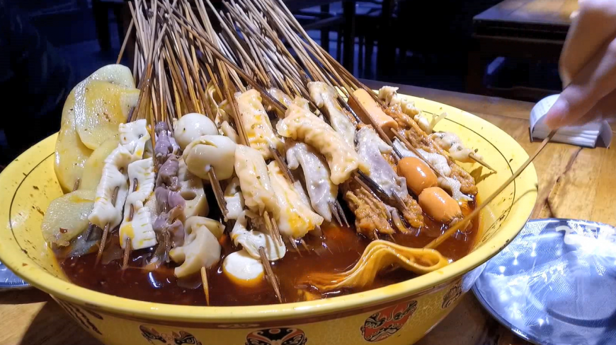 好奇怪,四川这种小吃叫钵钵鸡,可是里面却基本没有鸡肉