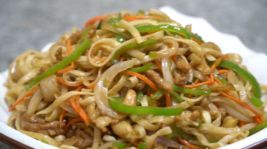 大厨教你街边美食肉丝炒面做法,好吃入味做法超简单,每次做一锅