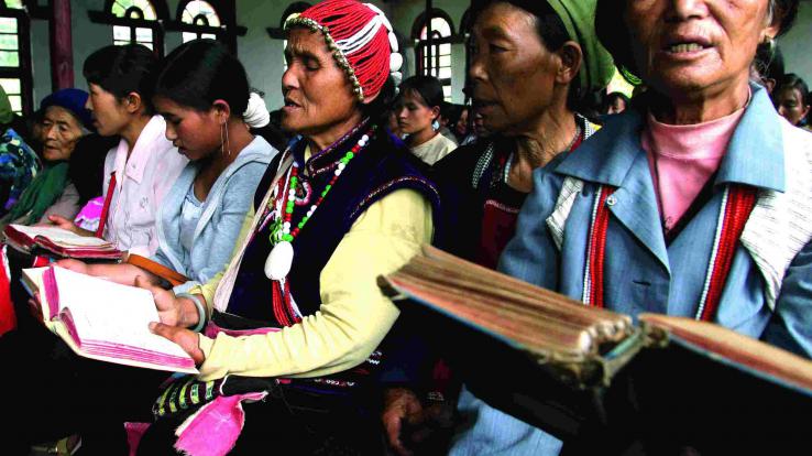 中国傈僳族的“澡塘会”:男女老少齐聚一塘