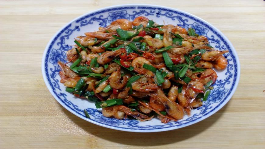河虾加韭菜,越吃越有味,想起了快乐的童年