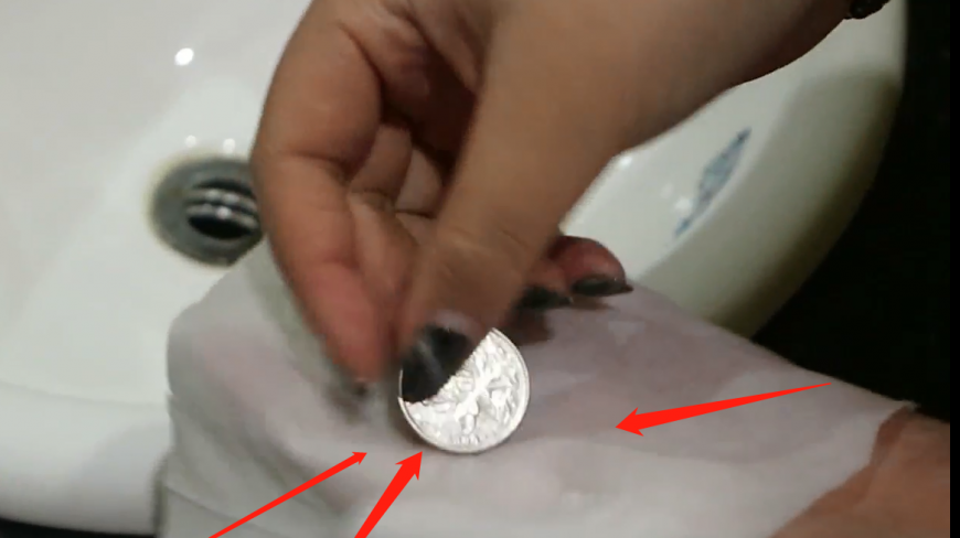 硬币用纸包起来效果太赞了,解决了家庭主妇的困恼,试过的都说好
