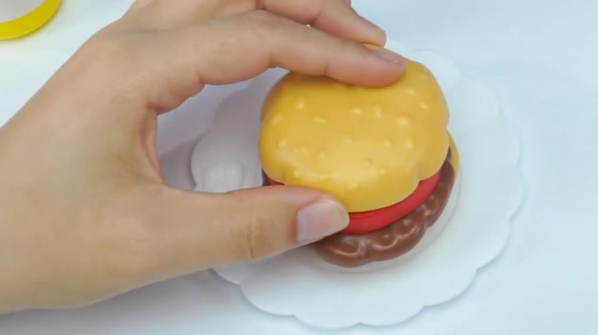 用儿童烧烤小玩具制作美味的牛肉巨无霸汉堡!
