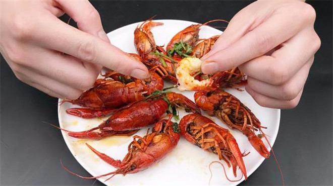 小龙虾好吃不好剥?教你一个快速简单的方法,3秒就能搞定一只