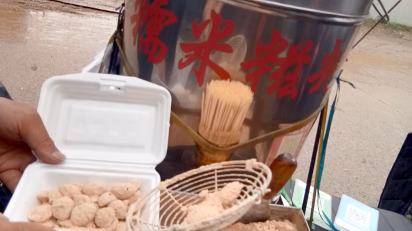 农民工川哥:孩子嘴馋,路边买了糯米糍粑,一口吃下去又甜又糯!
