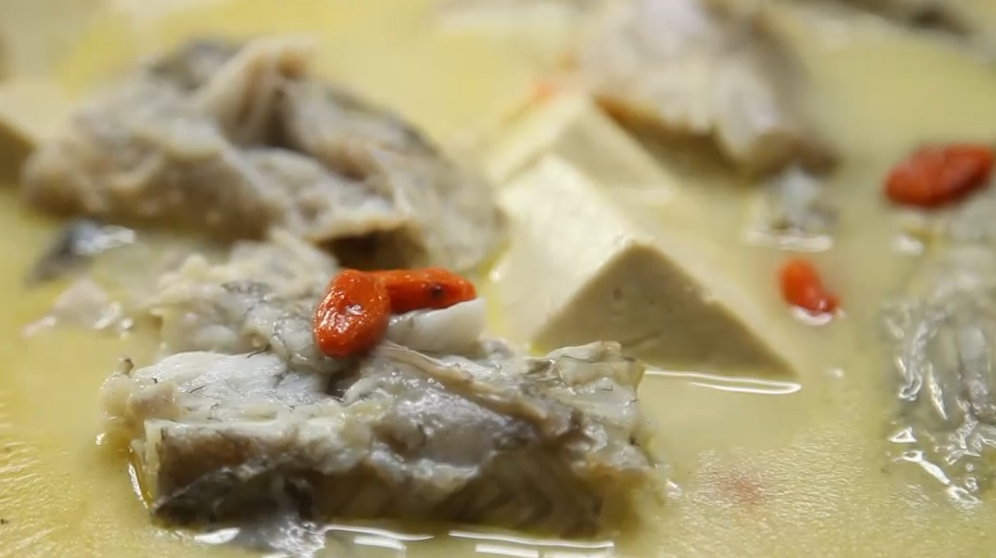 大厨教你做光鱼炖豆腐,味道比饭店的还好,简单易学还美味