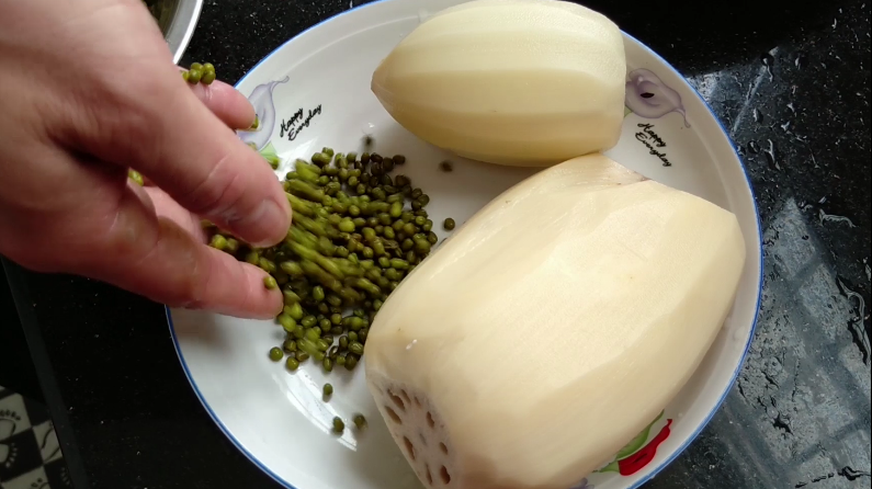 2节莲藕1把绿豆,做出美味的一菜一汤,好吃停不下来,做法超简单