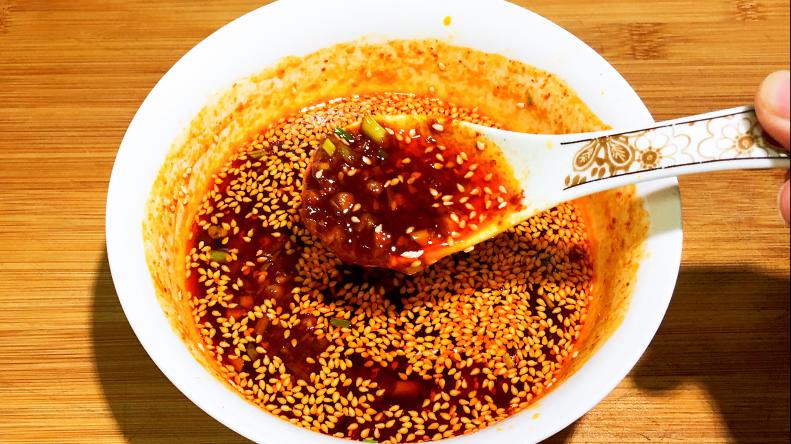 教你在家做出万能红油,拌菜拌面超级好吃,做法简单,一分钟学会