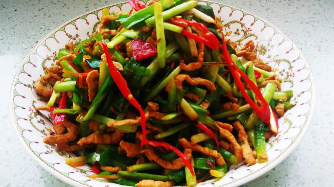 韭菜别光包饺子吃了,用肉丝干煸更好吃,远处闻着就是烧烤的味道