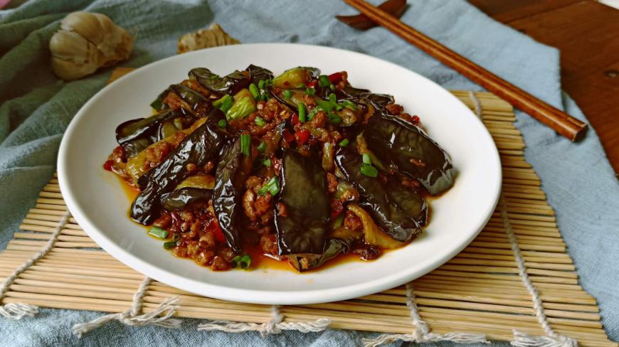 家常肉沫茄子,这样处理后的茄子不费油,好吃入味还不腻