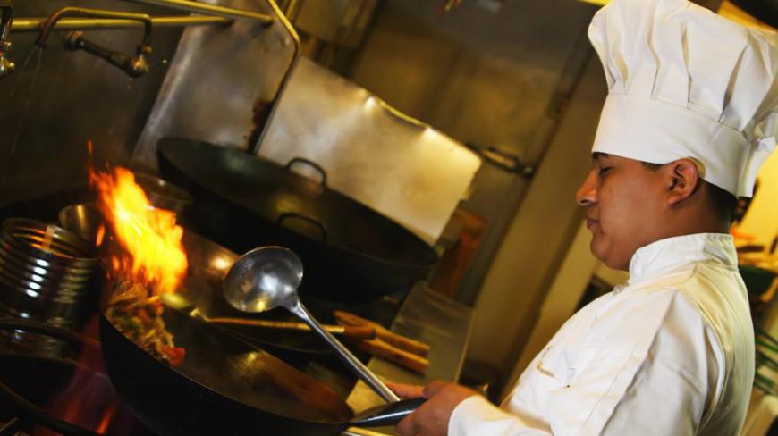 为什么大厨炒菜都是勺子,而自家用的却是锅铲?看完长见识了