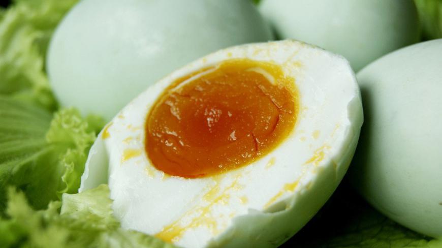 奶奶教我这样腌制咸鸭蛋,个个流油起沙特别好吃,方法很简单