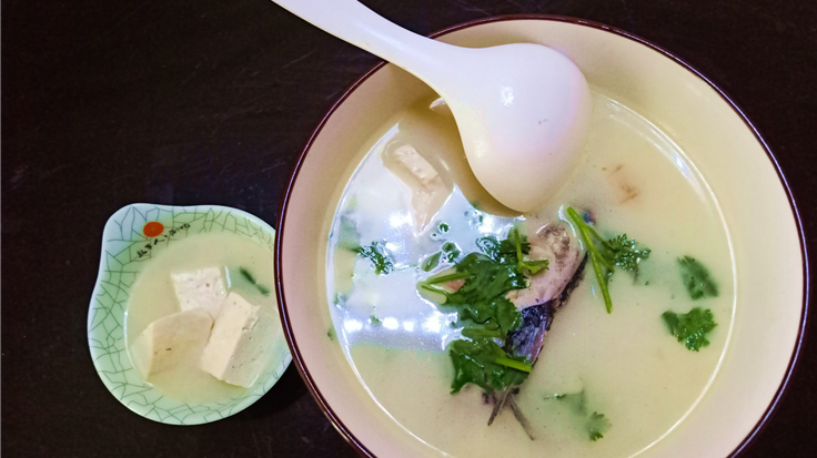 大厨教你鲫鱼炖豆腐最简单做法,汤白如奶,美味可口,孕妇必备!