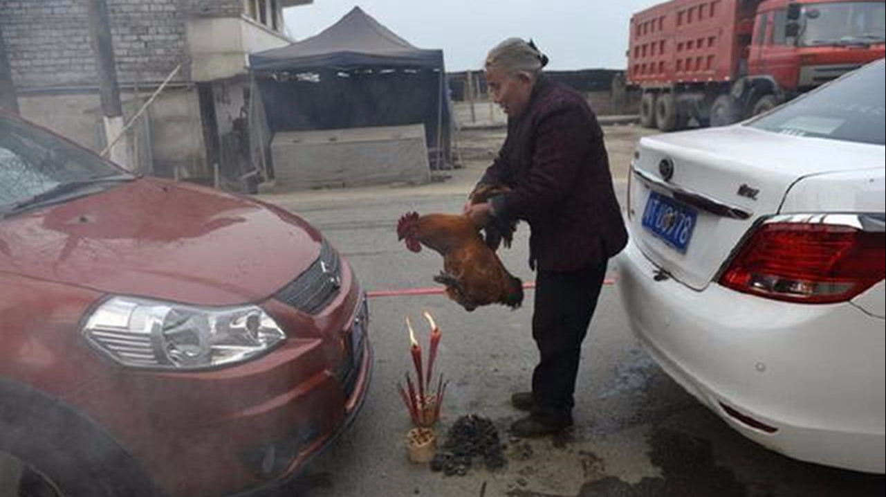 刚买新车太嗨了,举行仪式太热闹,新车直接变废铁