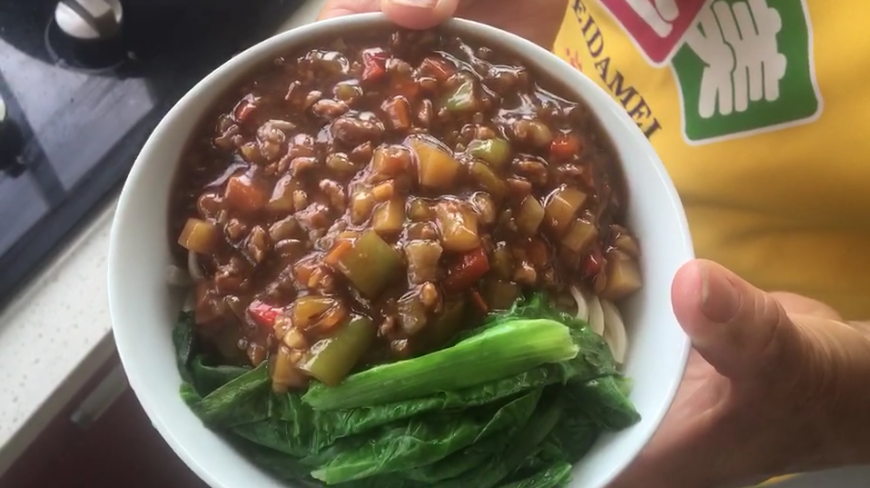 留守老人的家常饭:老太太做家常版炸酱面,虽不正宗但有家的味道
