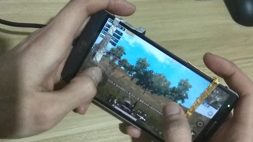 用铝箔纸做游戏神器,刺激战场边跑边打,四指并用手机吃鸡不愁