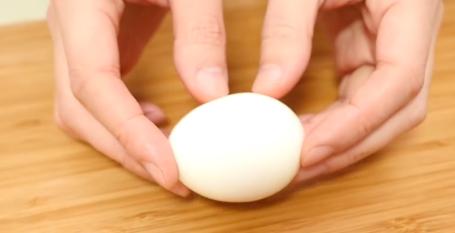 鸡蛋用锡纸包起来,泡在杯里,叮一下,不破壳还容易剥,太实用了