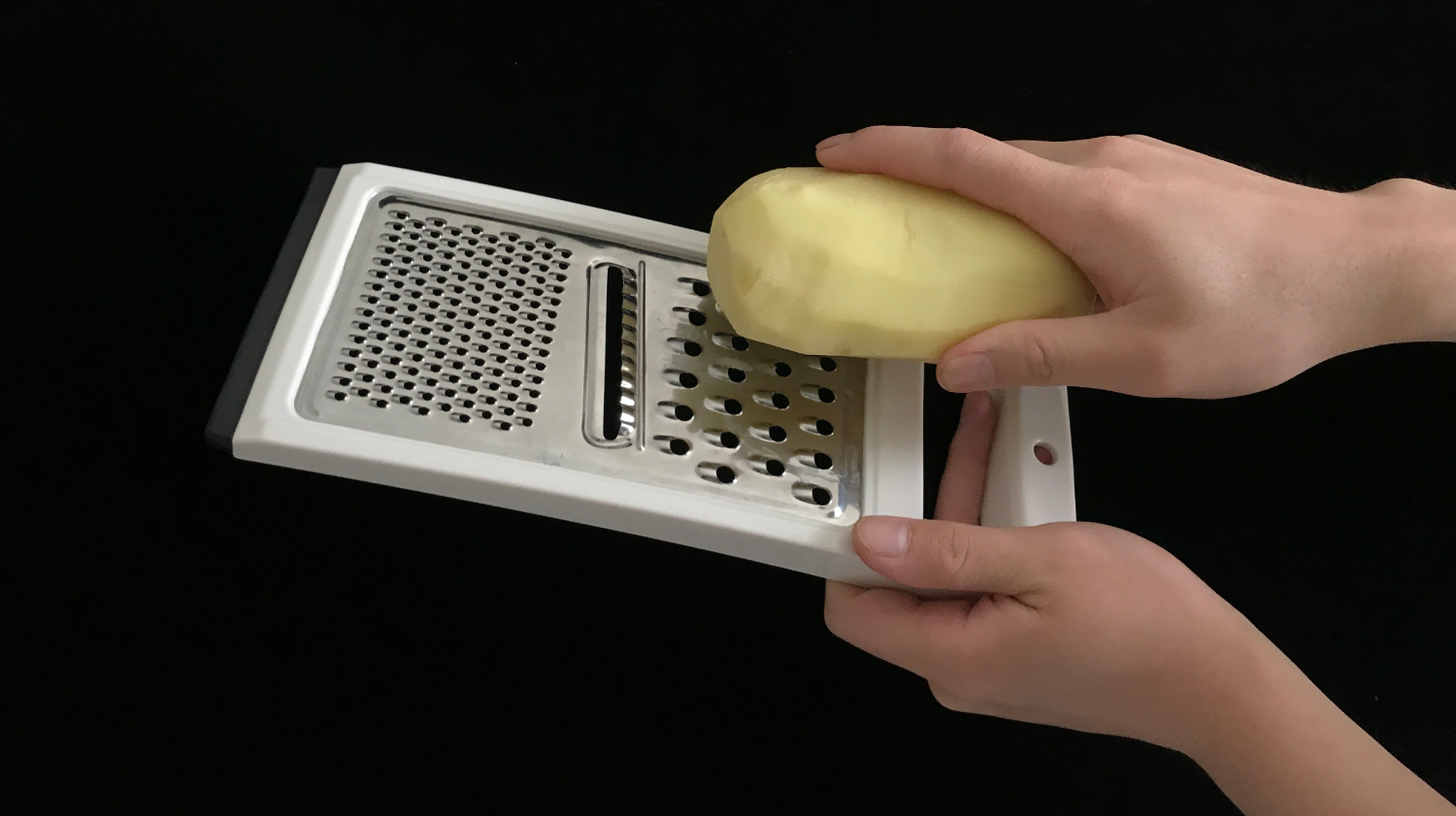 别再被刨丝器刮伤手了!用一根筷子教你巧预防,好多人还不知道