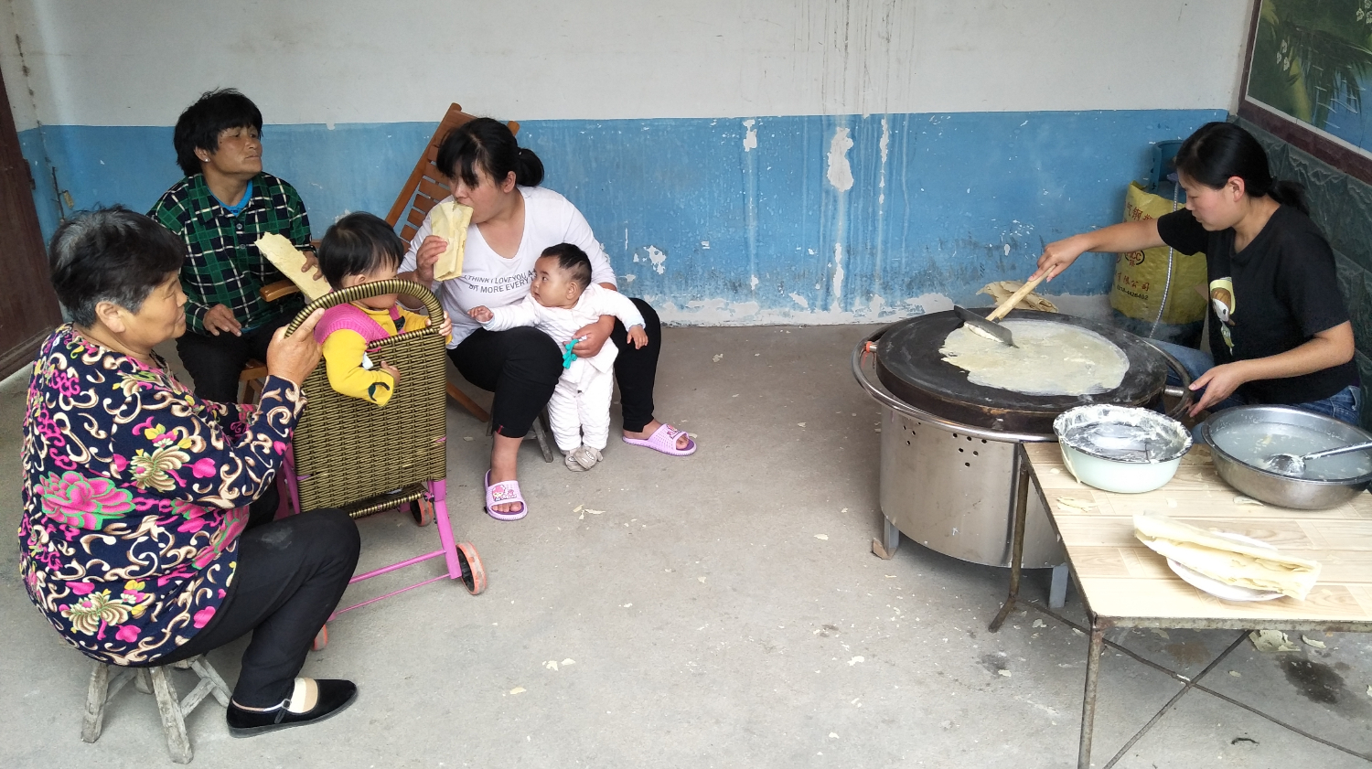 为了让朋友们吃上手工煎饼,小梦上了新设备,快来看她摊的怎么样