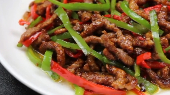 青椒炒肉丝这样做,比饭店的还好吃,端上桌后有面子,先收藏吧!