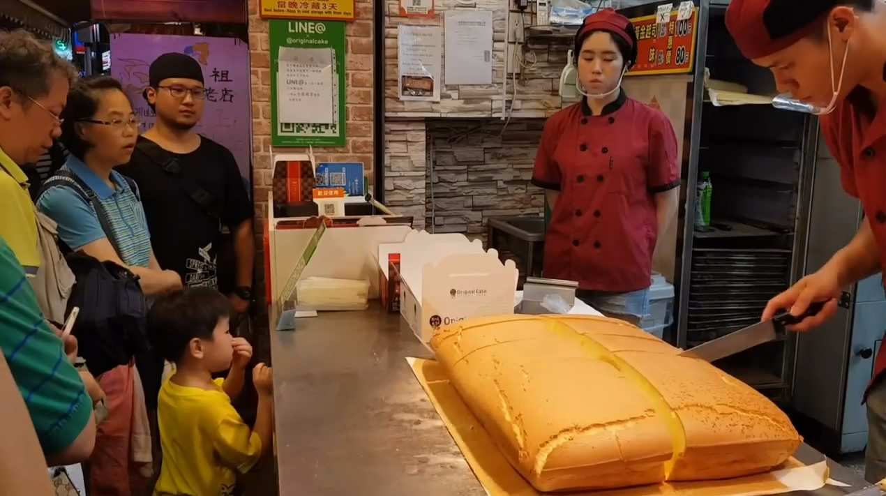 吃过台湾的古早味现烤蛋糕吗?太火爆了,最少排队半小时才能买上