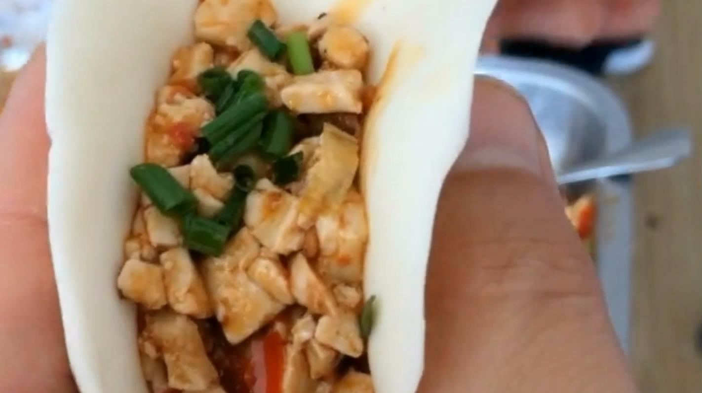饺子铺老板教大家最好看的包饺子手法,学会了在家人面前露一手