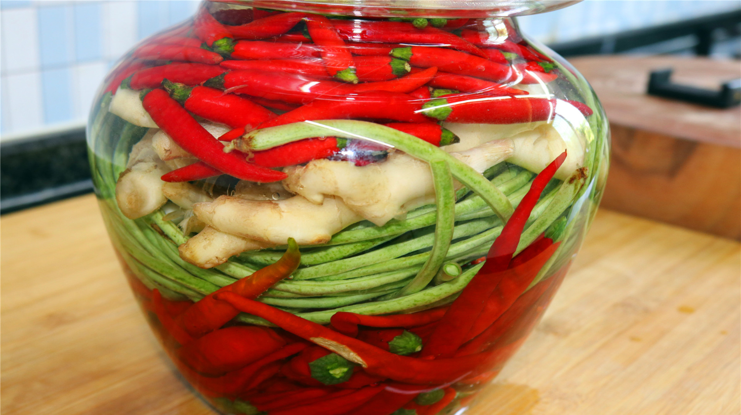 川菜大厨教你制作四川泡菜，又脆又好吃，关键在于最后那一步