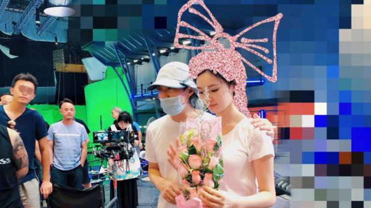 周星驰《美人鱼2》杀青 星爷戴口罩现场陪伴林允