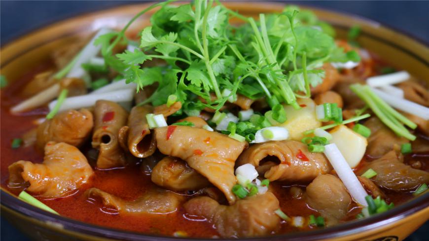 川菜大厨教你做红烧肥肠,吃在嘴里是满口留香,看得我口水跟着流