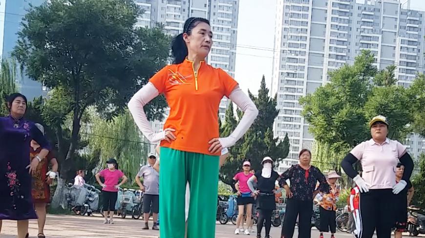 公园齐跳广场舞《卓玛》舞步轻盈美丽,简单易学,太好看了