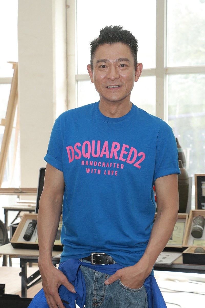 2016年5月6日,香港,电影《拆弹专家》拍摄现场. 刘德华身穿dsquared2