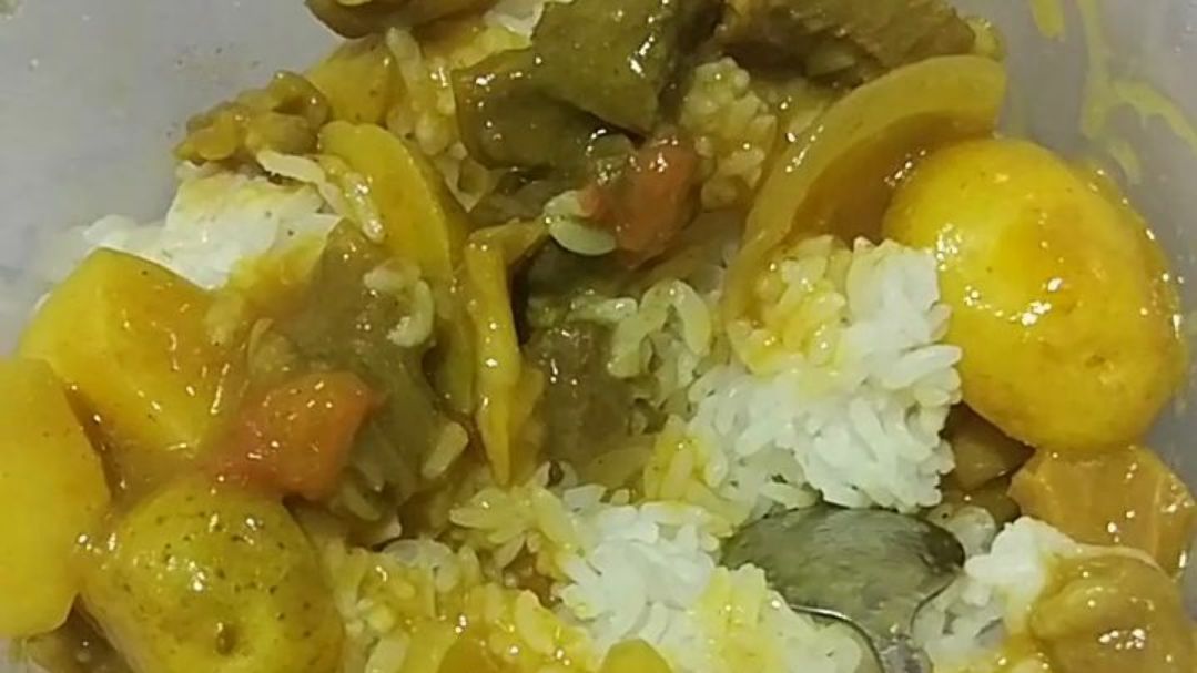午饭时间到了,自制咖喱牛肉盖饭