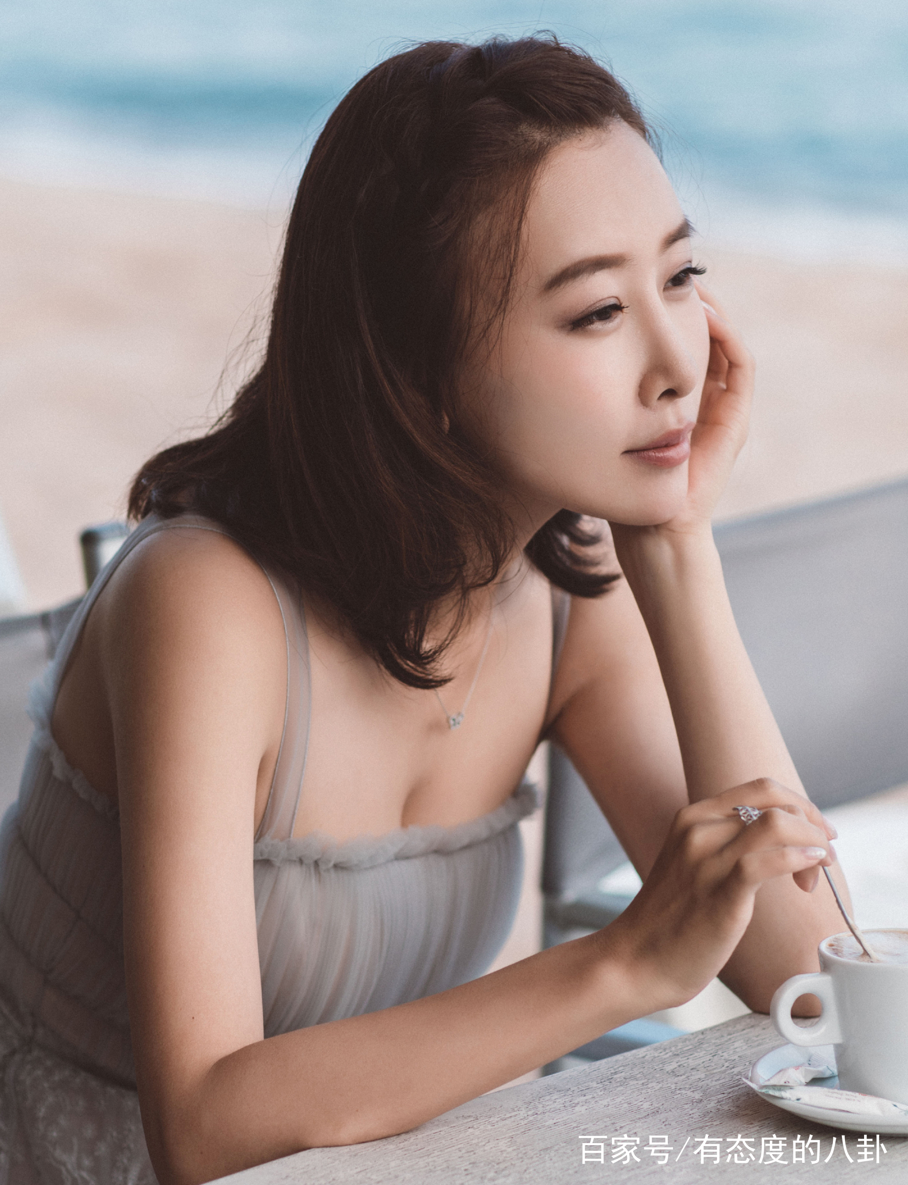 毛俊杰露肩性感长裙,隐隐有唐代杨贵妃丰润之美