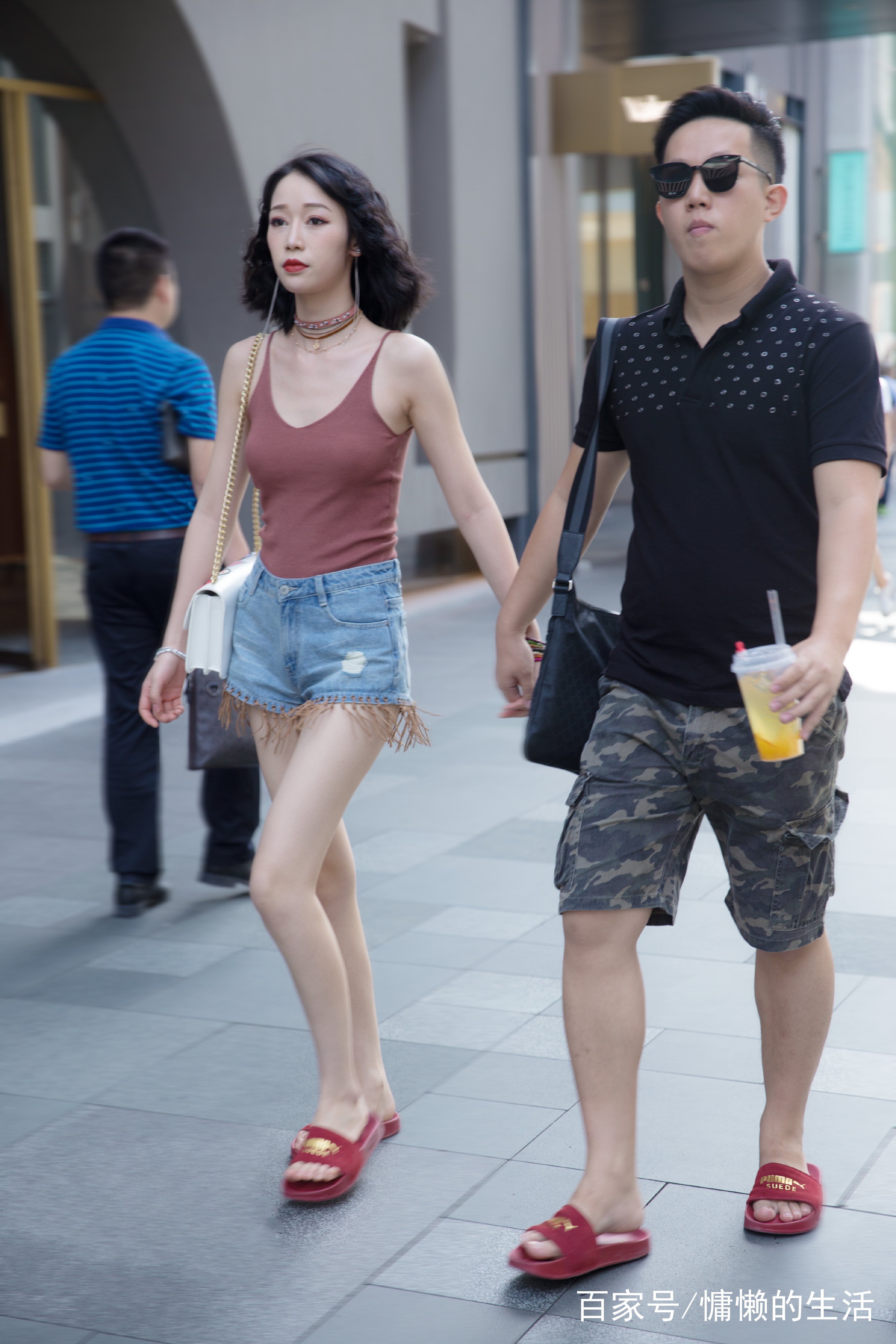 街拍:图1美女身材超赞,比例完美,引得路人纷纷侧目,你给几分