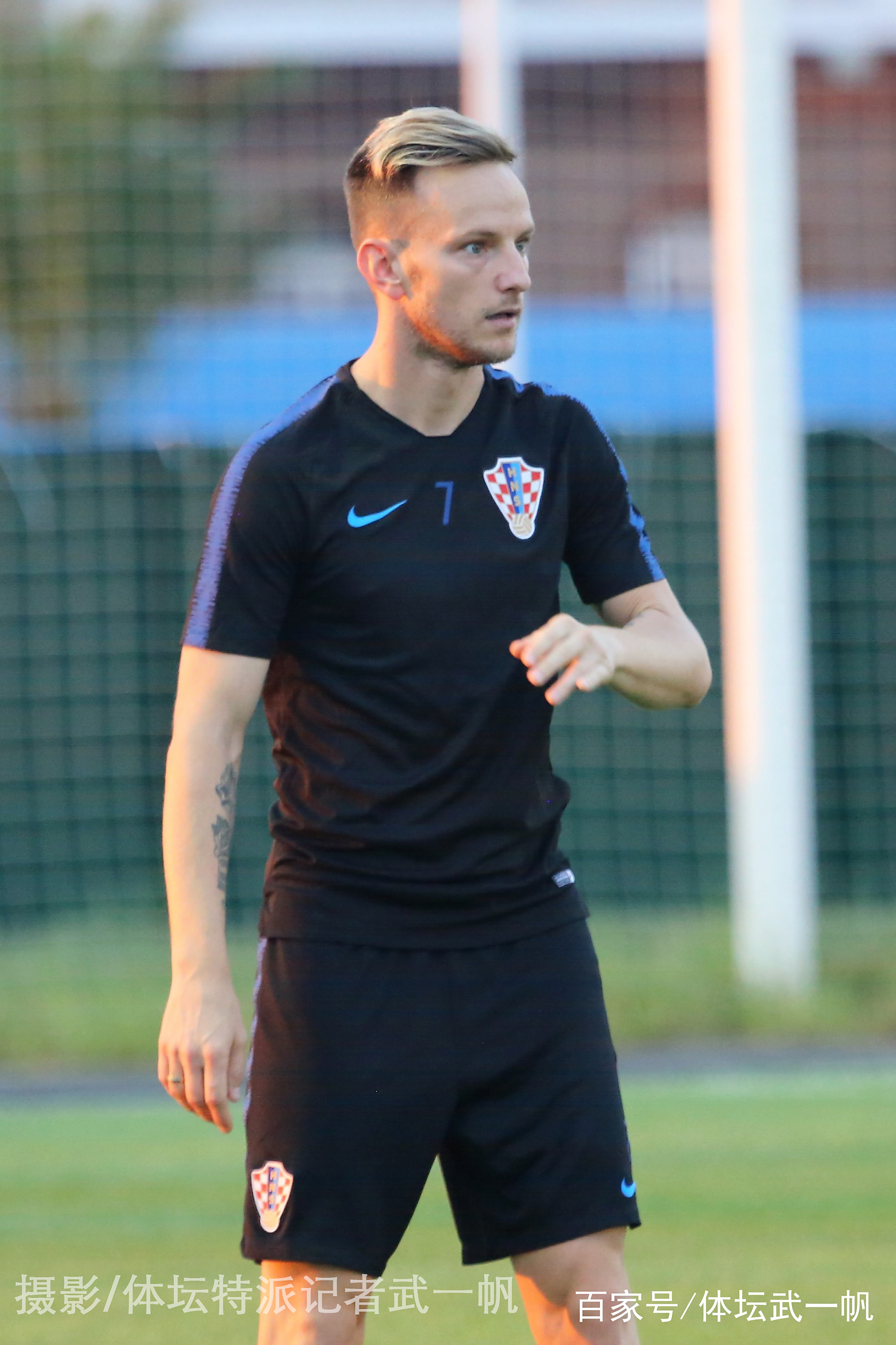 「现场摄影」克罗地亚备战1\/4决赛 莫德里奇拉基蒂奇神情轻松