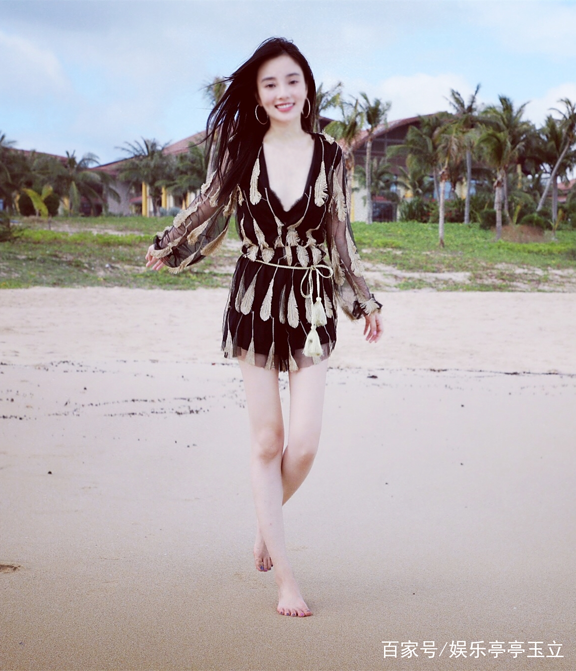 李小璐性感美腿照:图二曲线柔美,图四看了移不