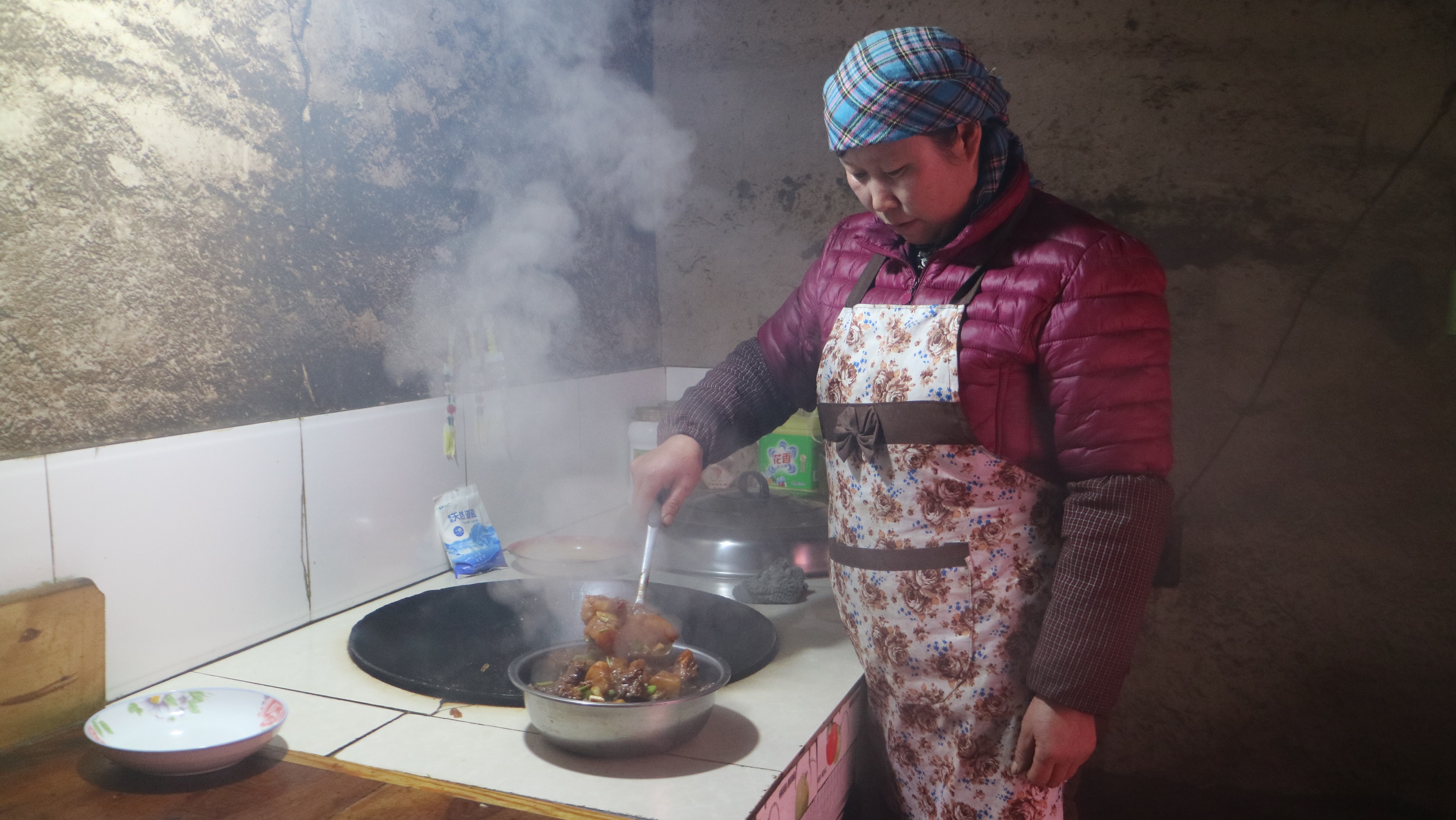 农村落了一层霜,妈妈红烧土豆排骨,喝小米粥暖胃又健康